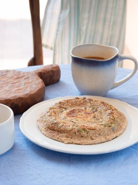 Protein tozu ve çekirdekten yapılmış mikrodalga fırında pişirilmiş ev yapımı protein keto ekmeği..