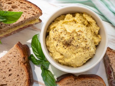 Beyaz tahta tahtada sandviçler için ev yapımı avokado kaju. Hafif yaz kolay yemek tarifi