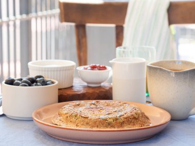 Kahvaltı için ev yapımı protein keto ekmeği dışarıda taze meyve, yoğurt, reçel ve kahve ile servis edilir. Protein tozu ve tohumlardan yapılmış mikrodalga fırında pişirilmiş ekmek ekmeği..