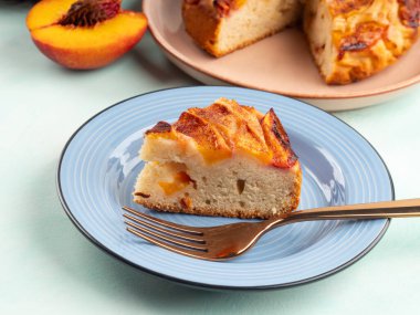 Turkuaz masada ev yapımı vejetaryen şeftalili turta. Mevsimlik meyveli yaz ağacı