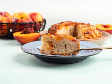 Turkuaz masada ev yapımı vejetaryen şeftalili turta. Mevsimlik meyveli yaz ağacı