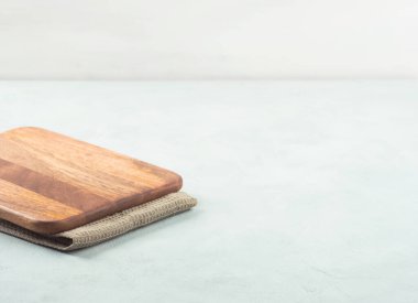 Ahşap kesme tahtası kumaş mutfak havlusuna yerleştirilmiş, uzay görüntüsü mutfak sahnesinin kopyası.