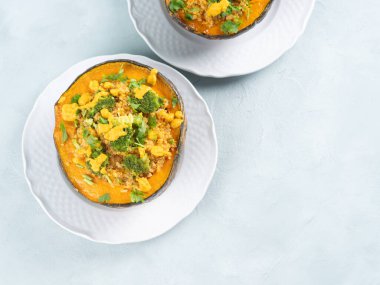 Kinoa ile doldurulmuş fırında kabak çorbası, buğulanmış brokoli ve nohut kabağı humus mayonezi. Turkuaz arka planda sağlıklı vejetaryen ya da vejetaryen yemek tarifi fikri. Üst görünüm