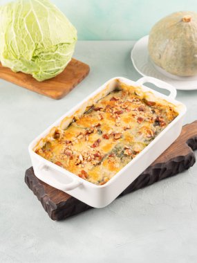 Fırınlanmış kabak ve lahana güveci vejetaryen lazanya ve sebze katmanları, peynirli beşamel sosu ve fındık. Lezzetli ev yapımı sonbahar kış konforlu yemekler.