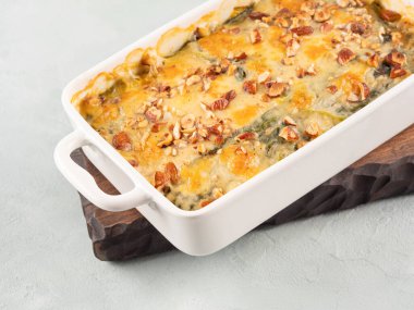 Fırınlanmış kabak ve lahana güveci vejetaryen lazanya ve sebze katmanları, peynirli beşamel sosu ve fındık. Lezzetli ev yapımı sonbahar kış konforlu yemekler.