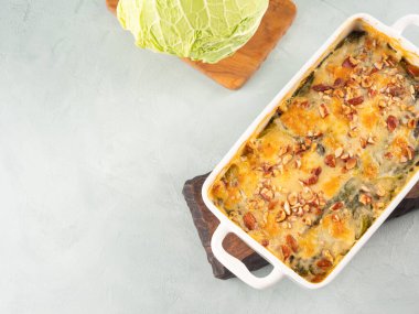 Fırınlanmış kabak ve lahana güveci vejetaryen lazanya ve sebze katmanları, peynirli beşamel sosu ve fındık. Lezzetli ev yapımı sonbahar kış konforlu yemekler.