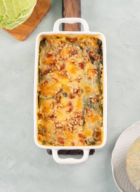 Fırınlanmış kabak ve lahana güveci vejetaryen lazanya ve sebze katmanları, peynirli beşamel sosu ve fındık. Lezzetli ev yapımı sonbahar kış konforlu yemekler.