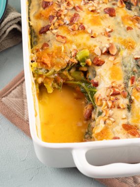 Fırınlanmış kabak ve lahana güveci vejetaryen lazanya ve sebze katmanları, peynirli beşamel sosu ve fındık. Lezzetli ev yapımı sonbahar kış konforlu yemekler.