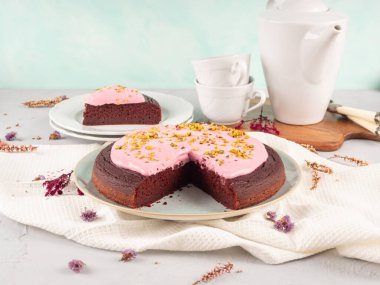 Pembe krem peynirli pancar çikolatalı pasta ve şam fıstığı. Vejetaryen tatlı fırını ürünü.