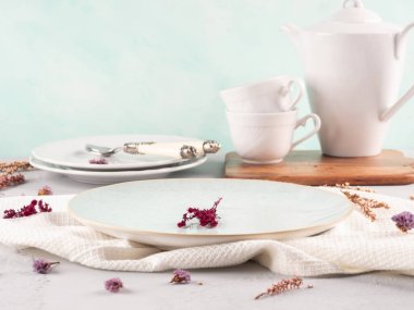 Çay masası konsepti pastel turkuaz arka plan üzerine