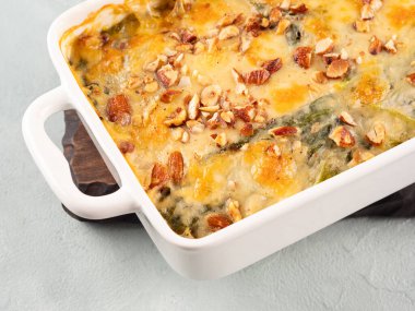 Fırınlanmış kabak ve lahana güveci vejetaryen lazanya ve sebze katmanları, peynirli beşamel sosu ve fındık. Lezzetli ev yapımı sonbahar kış konforlu yemekler.