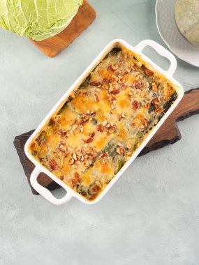 Fırınlanmış kabak ve lahana güveci vejetaryen lazanya ve sebze katmanları, peynirli beşamel sosu ve fındık. Lezzetli ev yapımı sonbahar kış konforlu yemekler.