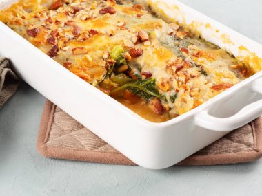 Fırınlanmış kabak ve lahana güveci vejetaryen lazanya ve sebze katmanları, peynirli beşamel sosu ve fındık. Lezzetli ev yapımı sonbahar kış konforlu yemekler.