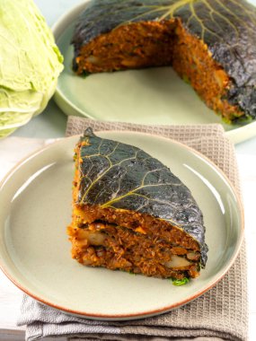 Ev yapımı vegan chou farci yemeği - mercimek ve domates sosuyla doldurulmuş lahana. Lezzetli sonbahar kış vejetaryen gurme fırın yemeği