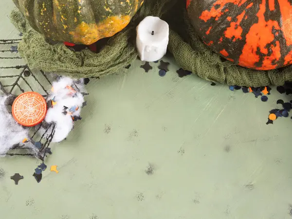 Cadılar Bayramı yeşil arka plan balkabaklı ve parti dekorlu düz yatak.