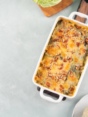 Fırınlanmış kabak ve lahana güveci vejetaryen lazanya ve sebze katmanları, peynirli beşamel sosu ve fındık. Lezzetli ev yapımı sonbahar kış konforlu yemekler.