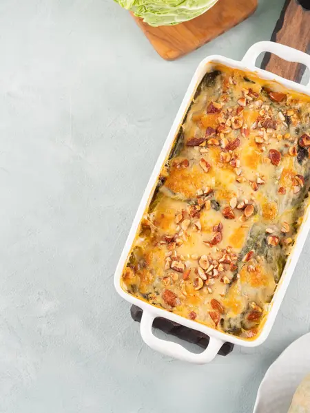 Fırınlanmış kabak ve lahana güveci vejetaryen lazanya ve sebze katmanları, peynirli beşamel sosu ve fındık. Lezzetli ev yapımı sonbahar kış konforlu yemekler.