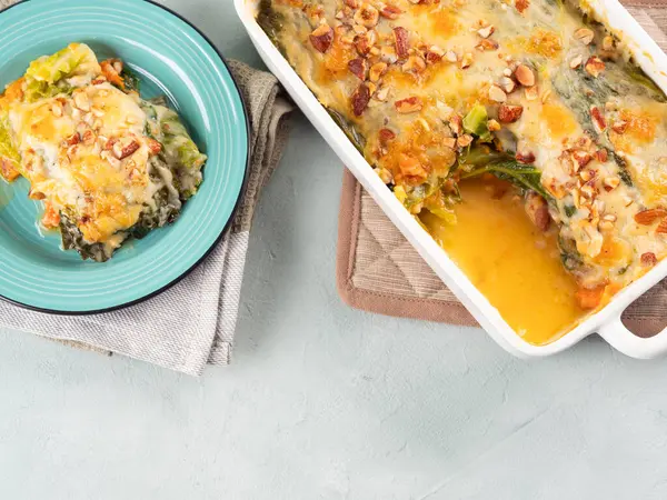 Fırınlanmış kabak ve lahana güveci vejetaryen lazanya ve sebze katmanları, peynirli beşamel sosu ve fındık. Lezzetli ev yapımı sonbahar kış konforlu yemekler.