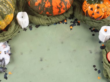 Cadılar Bayramı yeşil arka plan balkabaklı ve parti dekorlu düz yatak.