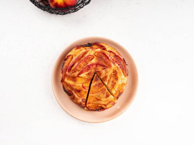 Beyaz masada ev yapımı vejetaryen şeftalili turta. Yaz meyveli tatlı pasta.