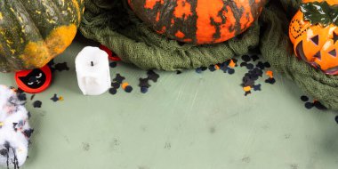 Cadılar Bayramı yeşil arka plan balkabaklı ve parti dekorlu düz yatak.