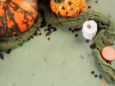 Cadılar Bayramı yeşil arka plan balkabaklı ve parti dekorlu düz yatak.