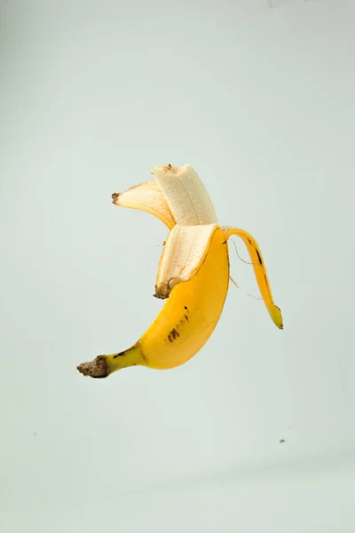 Muzlar beyaz arka planda sarıdır.