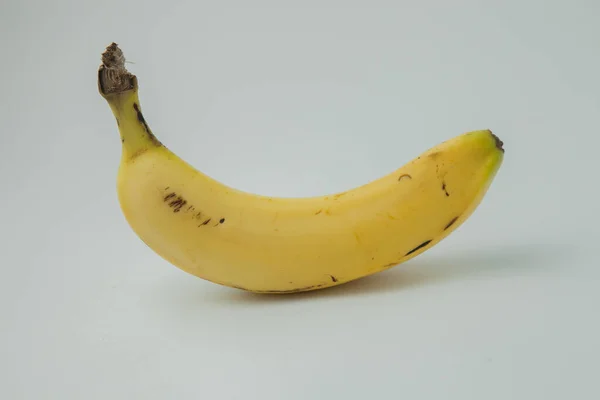 Muzlar beyaz arka planda sarıdır.