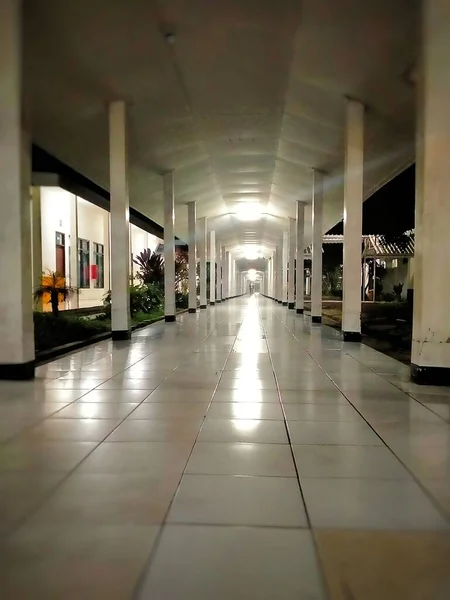 病院内の部屋間の接続通路としての廊下 夜にそのようにすれば 雰囲気は少し異なります 旧モデルを採用している — ストック写真