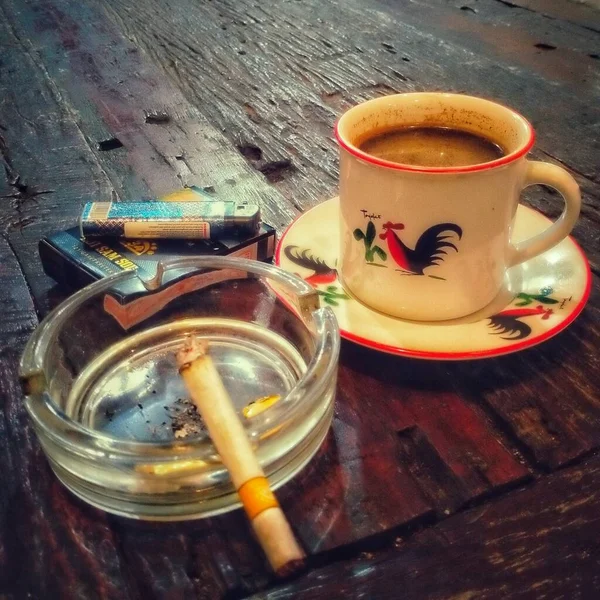 Beber Café Una Mesa Antigua Mientras Fuma Cigarrillo Placer Especial —  Fotos de Stock