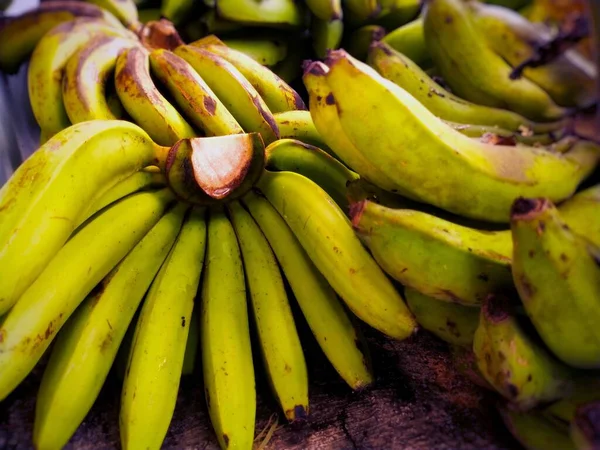Fresh bananas are ready to eat. Bananas contain many substances that are beneficial to the human body. Even though the price is very cheap.