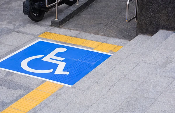 Niepełnosprawny Znak Dla Wózków Inwalidzkich Rampą Żółtą Dotykową Nawierzchnią Nawierzchni — Zdjęcie stockowe