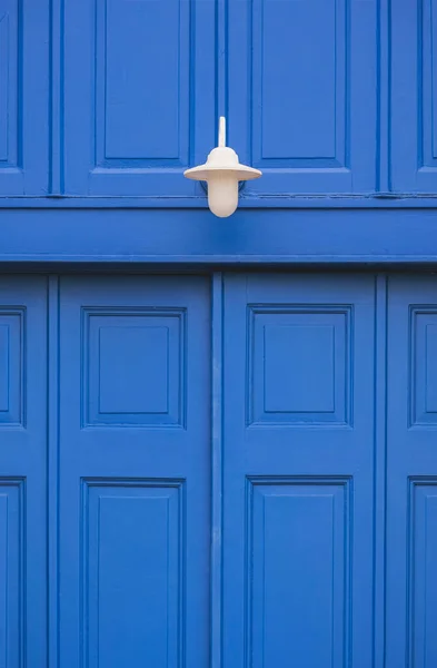Lâmpada Parede Branca Vintage Velho Porta Entrada Madeira Azul Edifício — Fotografia de Stock