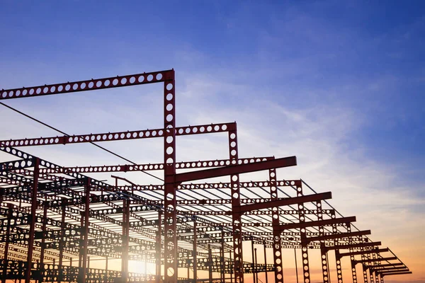 Silhouette Della Struttura Metallo Rosso Castellato Del Grande Edificio Industriale — Foto Stock