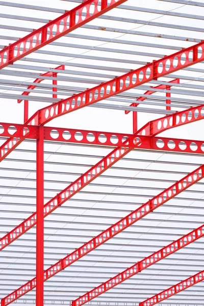 建筑工地大型工业建筑在垂直框架白云天空下的红色系留梁式金属屋盖结构 — 图库照片