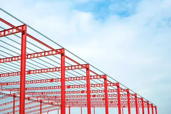 Красный Кастеллированный Луч Металлической Структуры Большого Промышленного Здания Строительной Площадке — стоковое фото