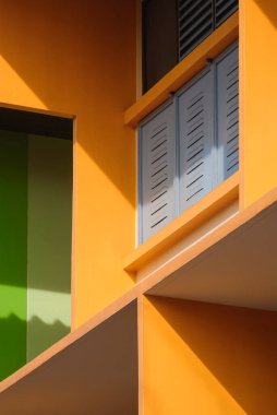 Sokak mimarisinin arka planı çok az. Renkli gölgelendirme desenli geometrik yüzey beton çelik pencereli ve modern bina duvarının yüzeyinde dikey çerçeveli gölge