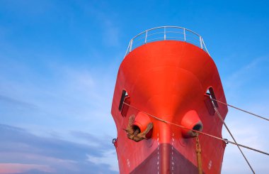 Kırmızı Petrol Tankeri mavi gökyüzü arkaplanına demirli halatla limana demir attı