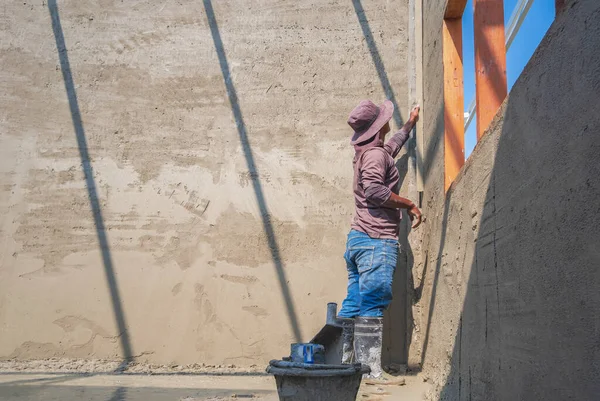 Boční Pohled Stavebního Dělníka Pomocí Dlouhé Lžíce Leštění Betonové Stěny — Stock fotografie