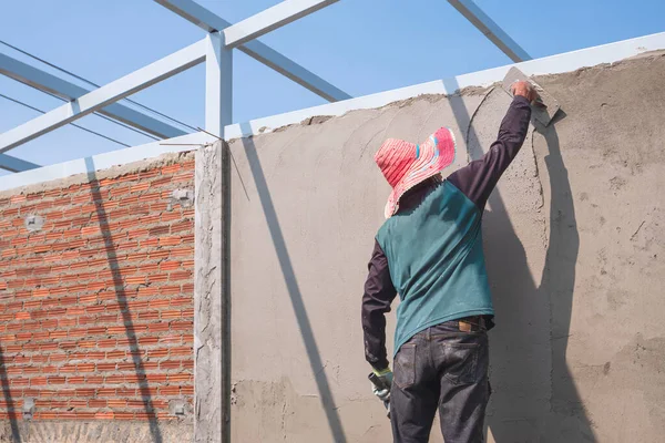 Zadní Pohled Stavebního Dělníka Pomocí Lopatky Omítku Cementu Cihlové Zdi — Stock fotografie