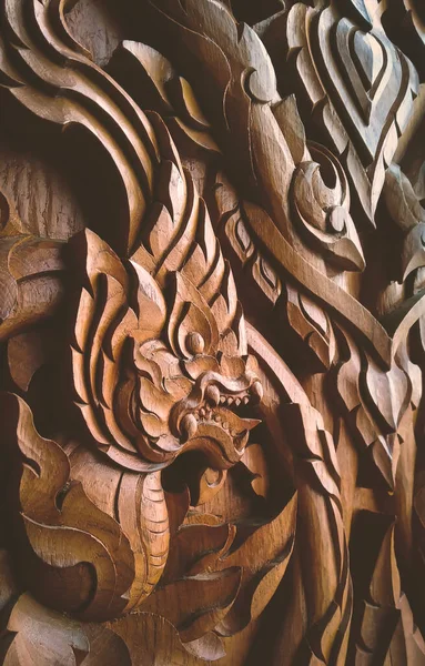 Вид Сбоку Резьбу Дереву Традиционным Рисунком Змеи Фоне Деревянных Дверей — стоковое фото