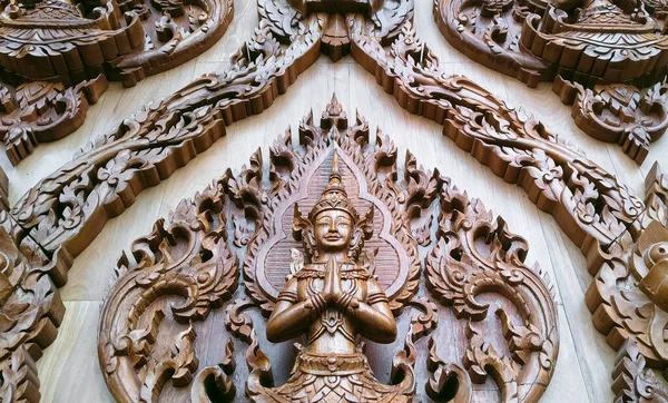 タイサムットサコーンのワット クルック クラーク寺院のチーク材の壁に手のパターンを切断木彫りの低角度ビュー — ストック写真