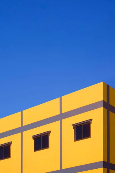 Street Minimale Außenarchitektur Hintergrund Glasfenster Auf Bunten Gelben Und Lila — Stockfoto