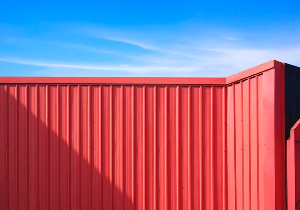 Zonlicht Schaduw Het Oppervlak Van Rode Gegolfde Stalen Wanddecoratie Buiten — Stockfoto