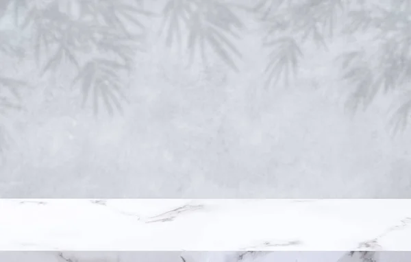 Beyaz mermer masa üstü çatı katı beton yüzey üzerinde yapraklar klasik tarzda, arkaplan model ürün sunumları için