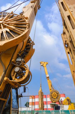 Düşük açılı sarı sondaj vinci ve hidrolik diyafram duvar ekipmanı yüksek yol yapım projesi için karayolu şantiyesinde çalışıyor.