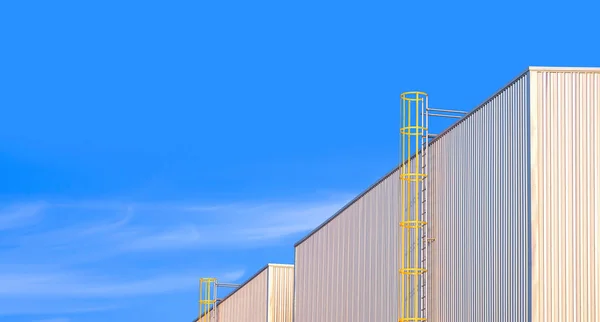 Perspectief Zijaanzicht Van Fabrieksgebouwen Met Gele Cilinderladder Aluminium Golfwand Tegen — Stockfoto