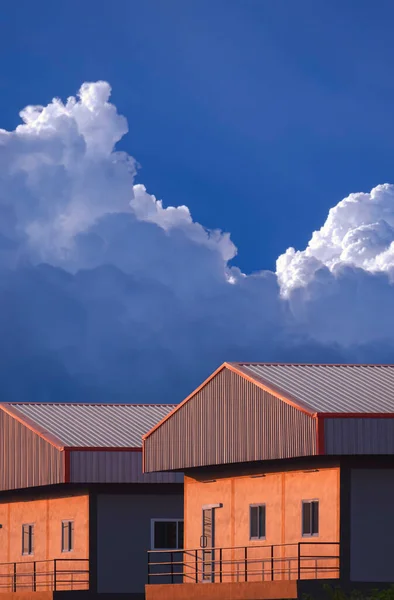 Оранжевый Солнечный Свет Поверхности Квартирного Дома Фоне Облачного Неба Перед — стоковое фото