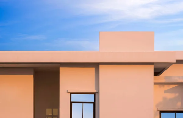 Golden Sunlight Geometric Pattern Surface White Modern Office Building Wall — Stock Photo, Image
