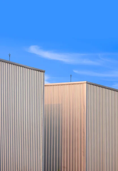 Onderdeel Van Twee Corrugated Metal Industrial Warehouse Buildings Blue Sky — Stockfoto